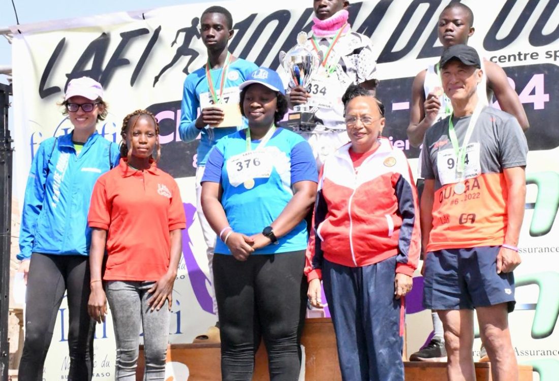 Lafi 10km Ouaga les coureurs photo de famille des coureurs, des organisateurs et du sponsor officiel